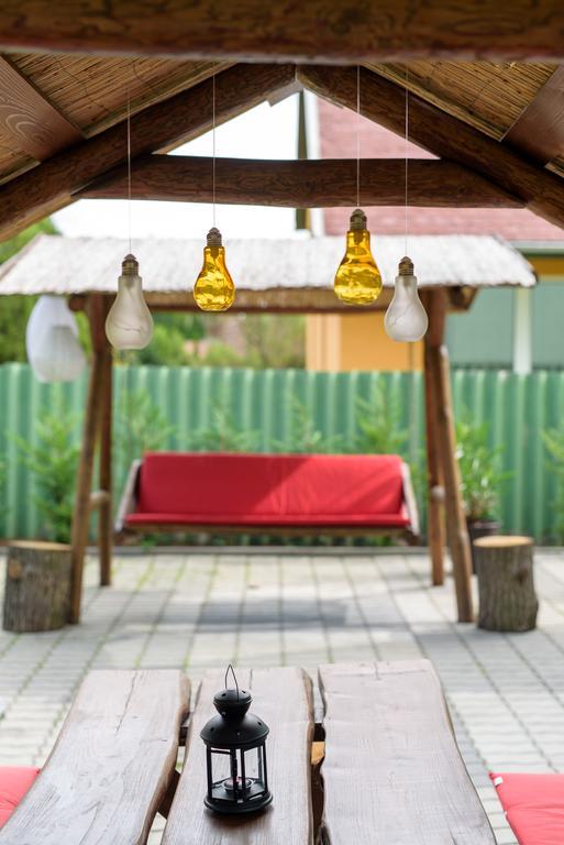 Zoeldbarat Vendeghaz Hotel นีเรกฮาซา ภายนอก รูปภาพ